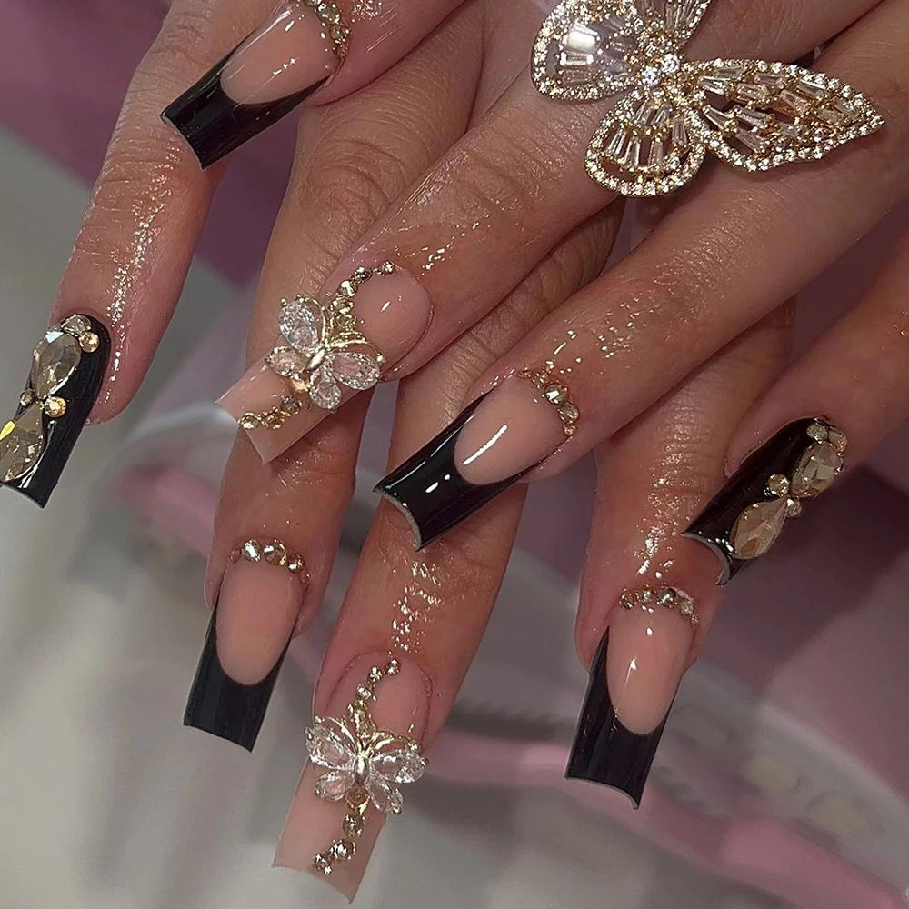 เล็บปลอมอะคริลิคแบบกดติด 24 ชิ้น ทรงสี่เหลี่ยมขนาดกลาง ลายผีเสื้อ 3 มิติ ประดับด้วยเพชร ดีไซน์ปลายเล็บสีดำแบบฝรั่งเศส ยาวพอดี เข้ารูปอย่างสมบูรณ์แบบ