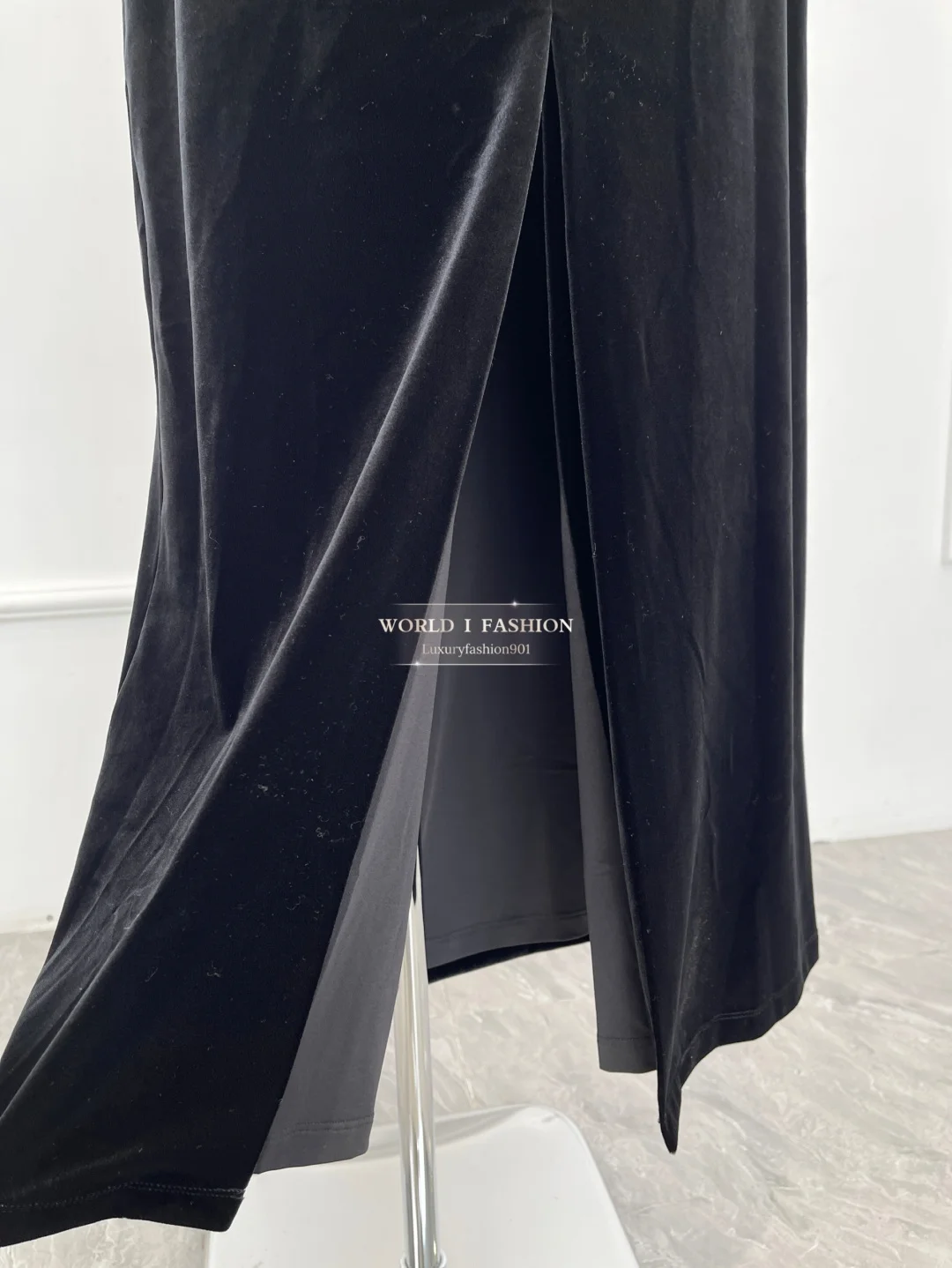 Schwarzes ärmelloses, rückenfreies Spitzen-Midikleid aus Samt für Damen