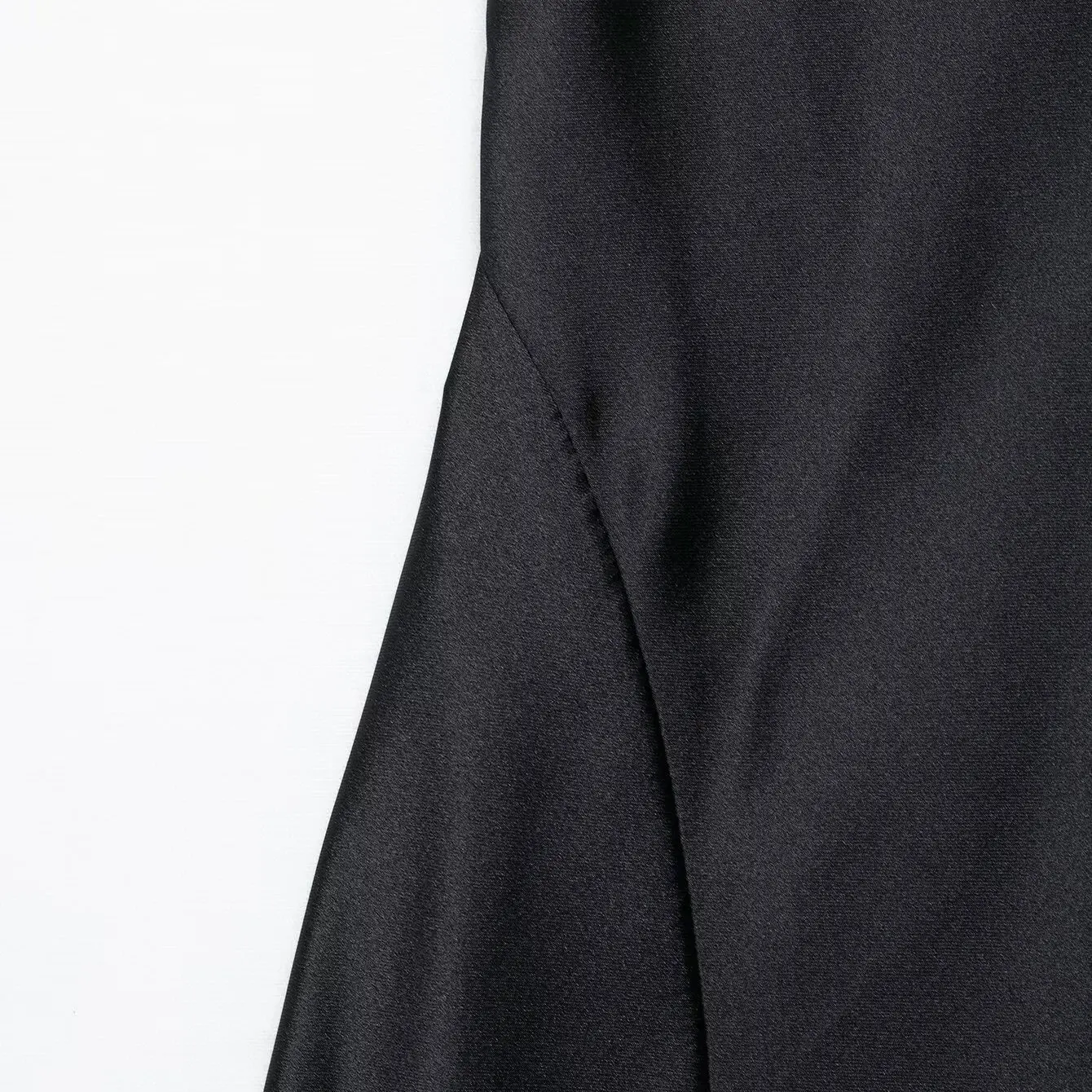 Długa satynowa sukienka z jedwabiu Ele Long, kolekcja jesień, nowy model, damska, modny design, drapowana, dekolt w serek, wyszczuplająca, codzienna.