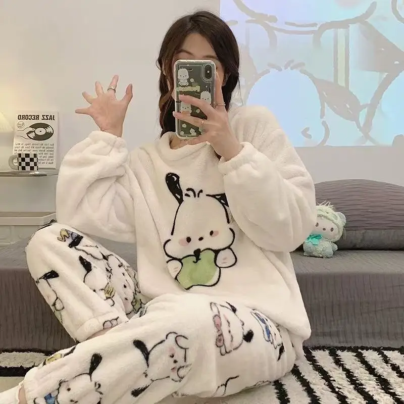 

Пижамный комплект из кораллового флиса с героями мультфильмов Pochacco Sanrioed, аниме Kawaii, весенняя женская плюшевая домашняя одежда, милая студенческая свободная теплая одежда для девочек