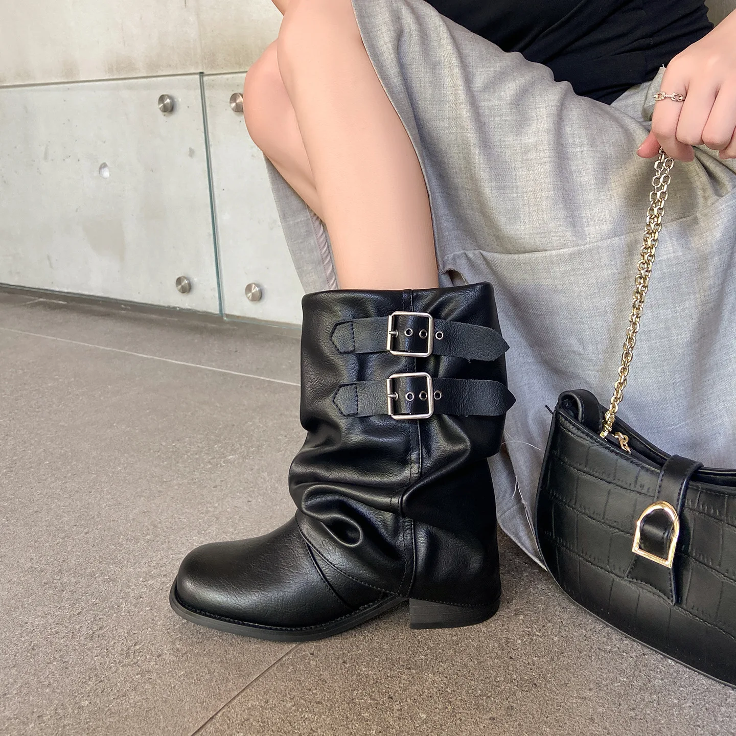 

Arden Furtado Autumn Belt buckle cowhide Pleated Short boots Round toe Turned-over Edge pull-on Middle heel Large tubular boots