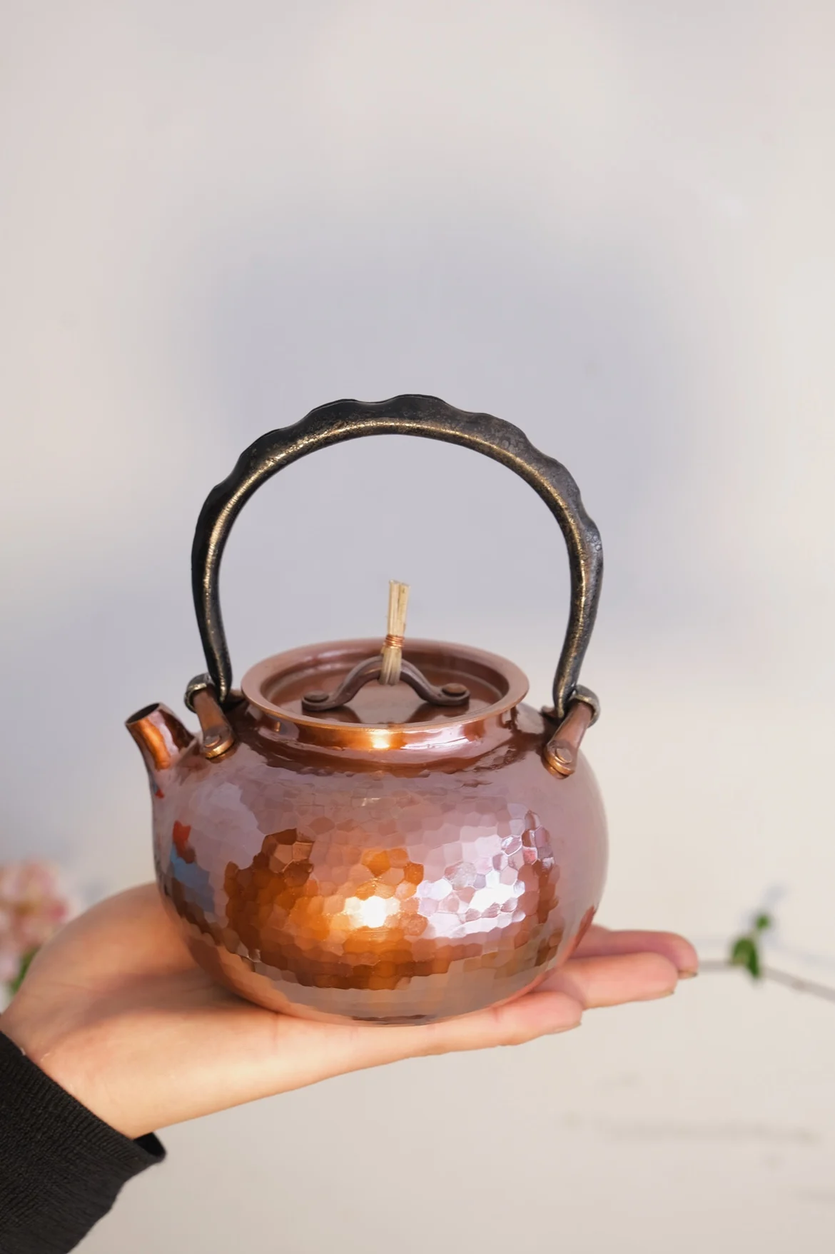 The product can be customized. A handmade red copper bubble teapot with a vintage and cute 400cc copper t