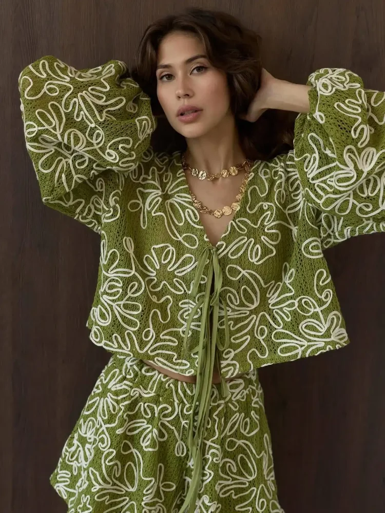 

Новый повседневный женский комплект: шорты с принтом и блузка с длинным рукавом, V-образным вырезом и шнуровкой, свободный крой, 2026