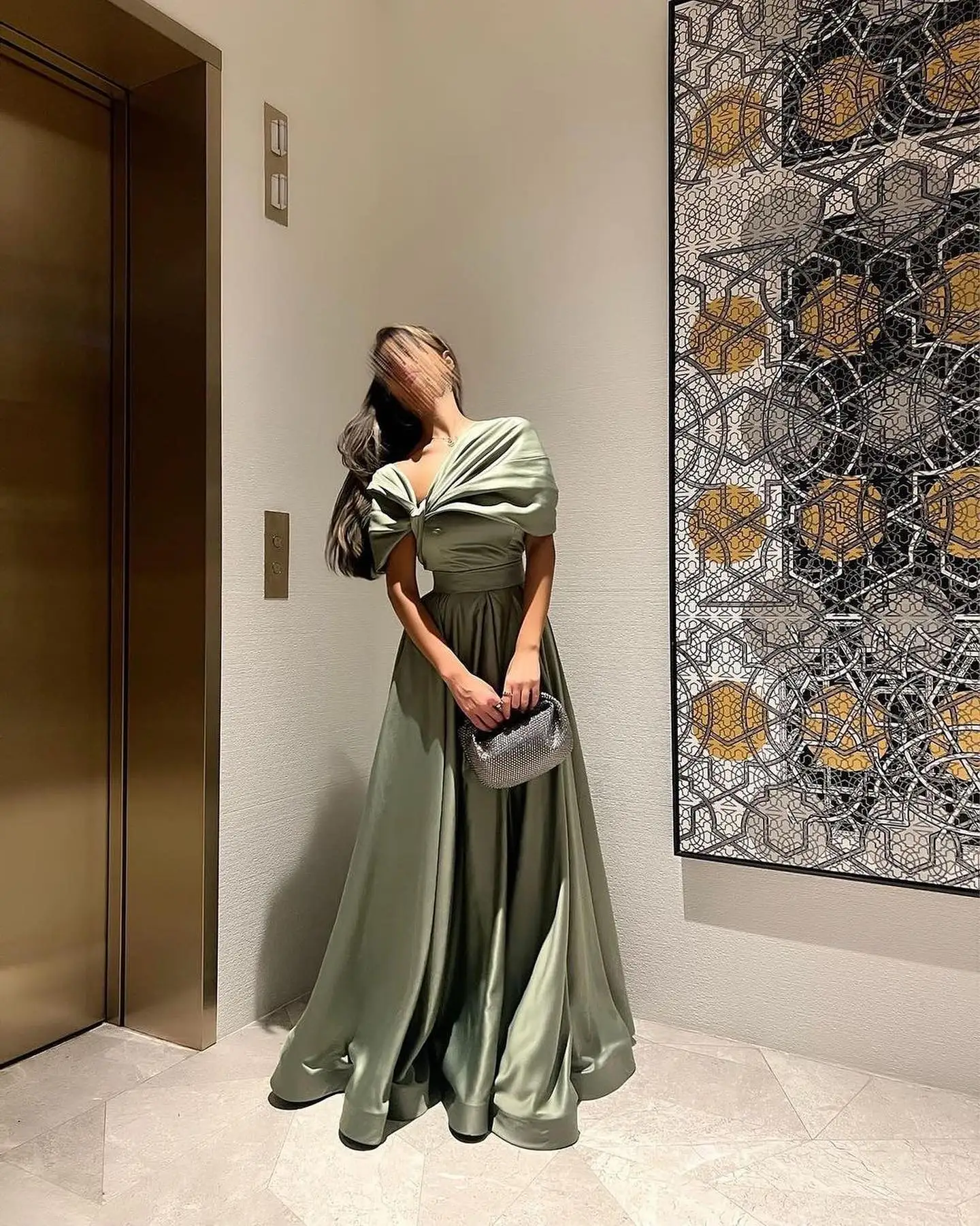 Robe de Soirée en Satin Vert Personnalisé, Longueur au Sol, A-ligne, Demi-Manches, Panneau, Traîne, Célébrité, Quelle que soit