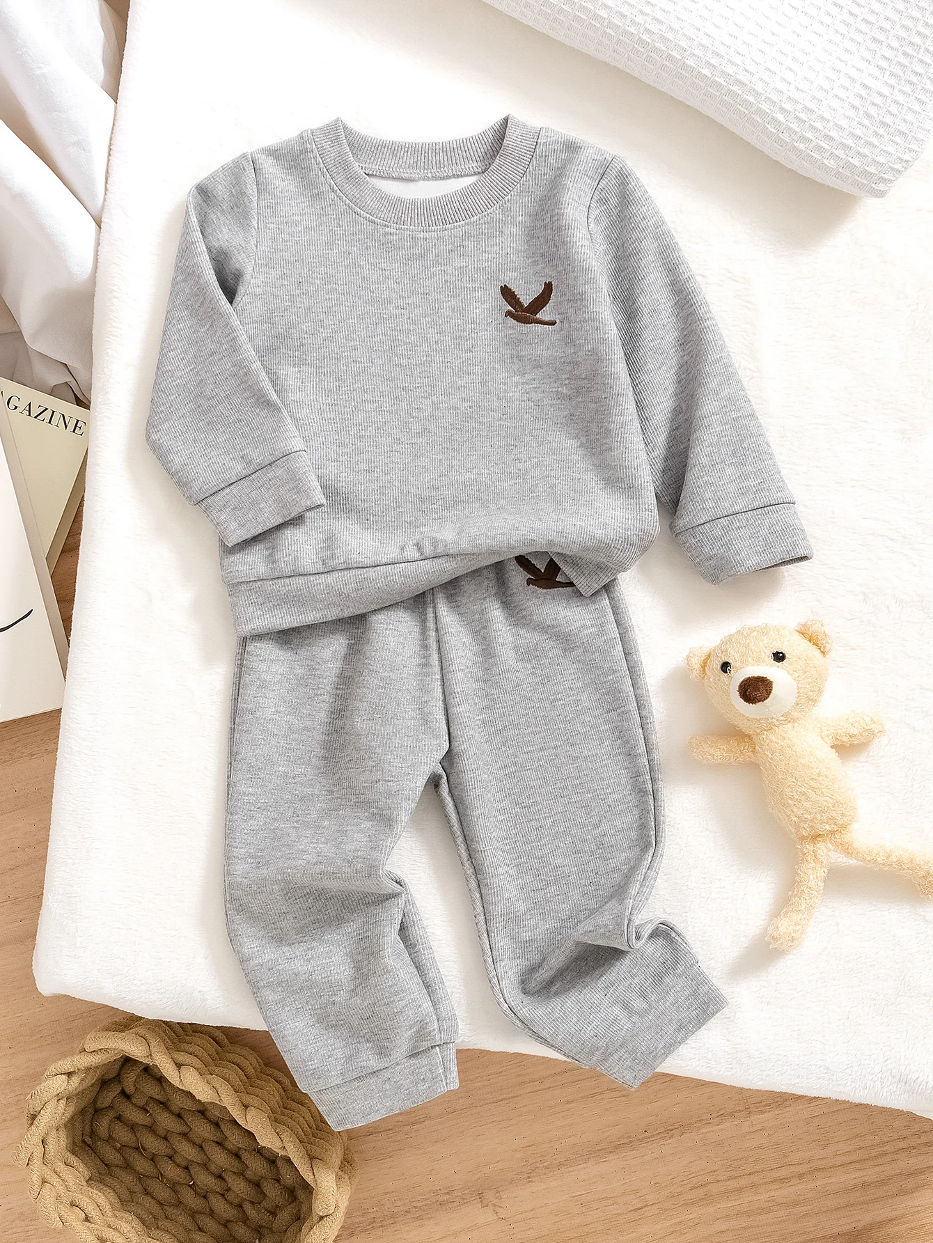 Baby boy hoodie set with bird embroidery pattern long sleeved pants two-piece set.