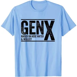 ホースの水と負のTシャツに乗った男性と女性のgen x