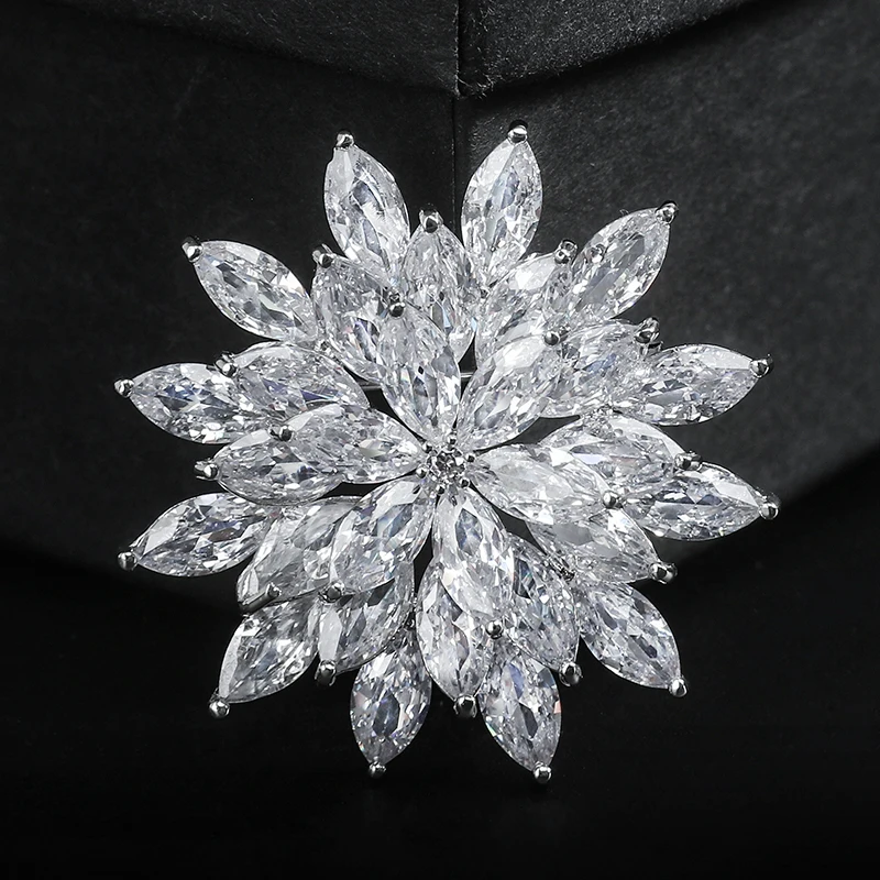 

YYSUNNY Copper Jewelry Shine Snowflake Crystal Zircon Brooches for Women Luxury Wedding Brooch Pin Dress Banquet Accessories