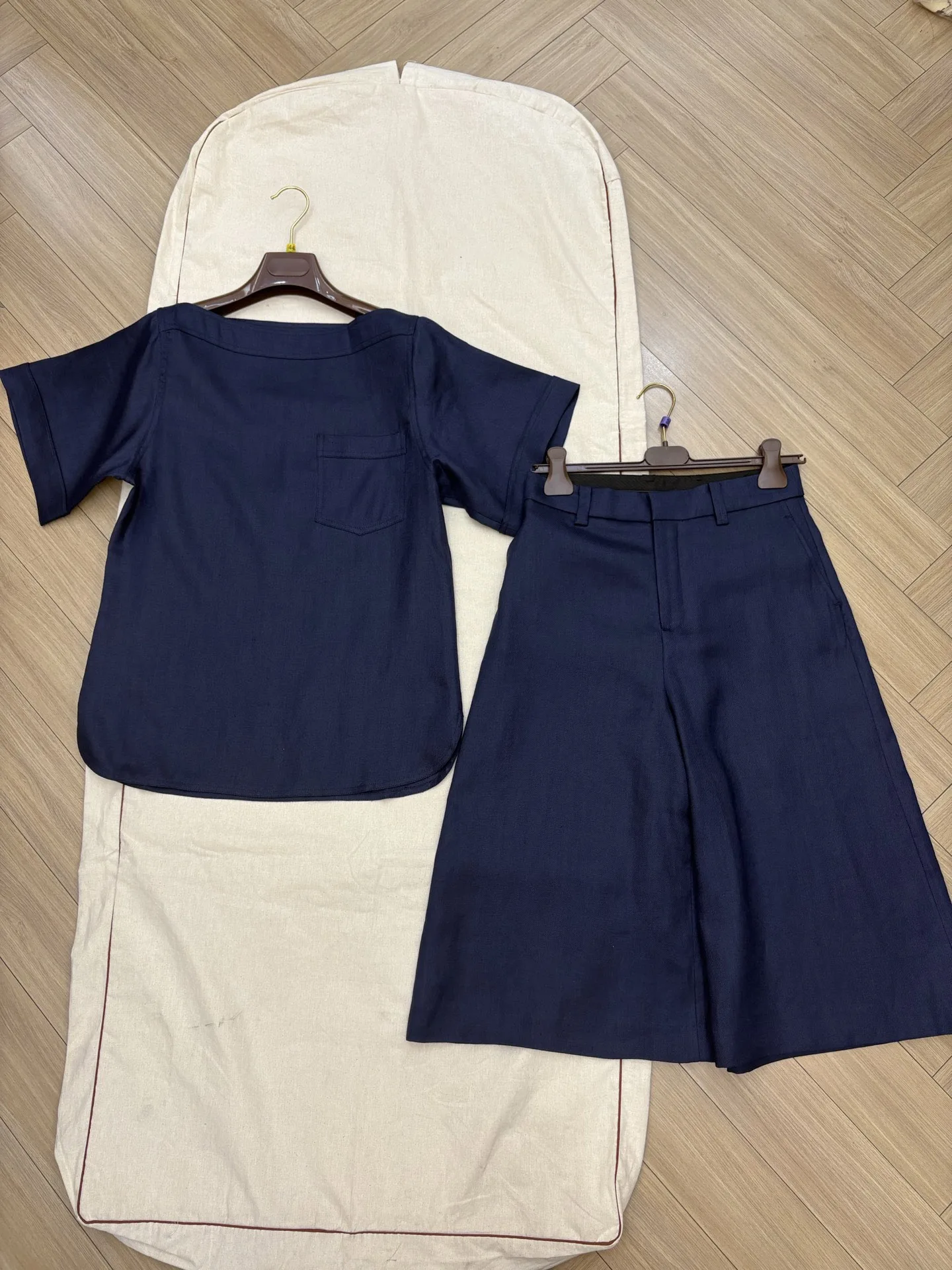 

2025 Spring And Summer New Royal Blue One-Shoulder Simple Short-Sleeved Linen Top + Loose Shorts Suit For Women