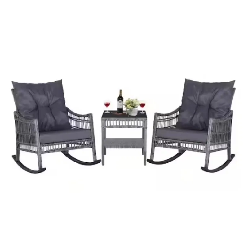 Conjunto de bistrô de balanço de vime para exterior de 3 peças com almofadas, conjunto de móveis de vime para pátio com cadeira de balanço e mesa de centro de vidro