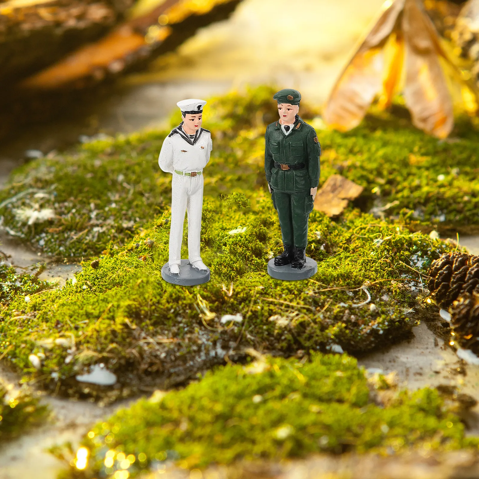 

Набор из 4 миниатюрных фигурок людей: Изысканные детализированные фигурки из смолы для сюжетных игр с солдатами, демонстрации эмоций и развивающих занятий