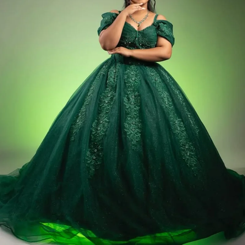 

Простое темно-зеленое платье для квинсеаньеры с открытыми плечами, блестящими аппликациями, кружевом и длинным шлейфом. ﻿ Настройте на свой вкус