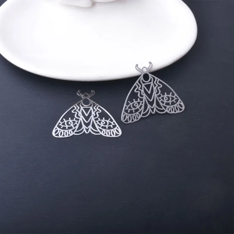10 Stück Messing-Filigran-Anhänger mit hohlen, hellgoldenen Schmetterlingen und Schmetterlingsmotiven für Schmuck. – Detail 9