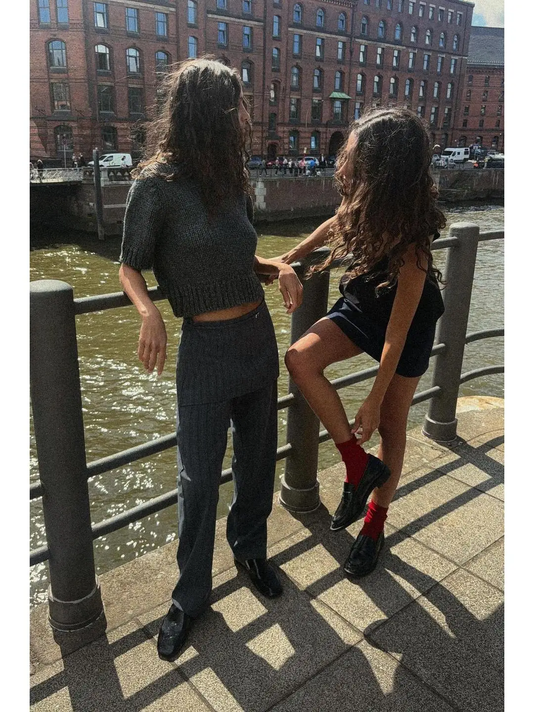 Swobodny sweter z dekoltem w serek, dzianina prążkowana, wczesna jesień, rekreacja, uniwersalny, do pracy, magazyn, długość do połowy uda.