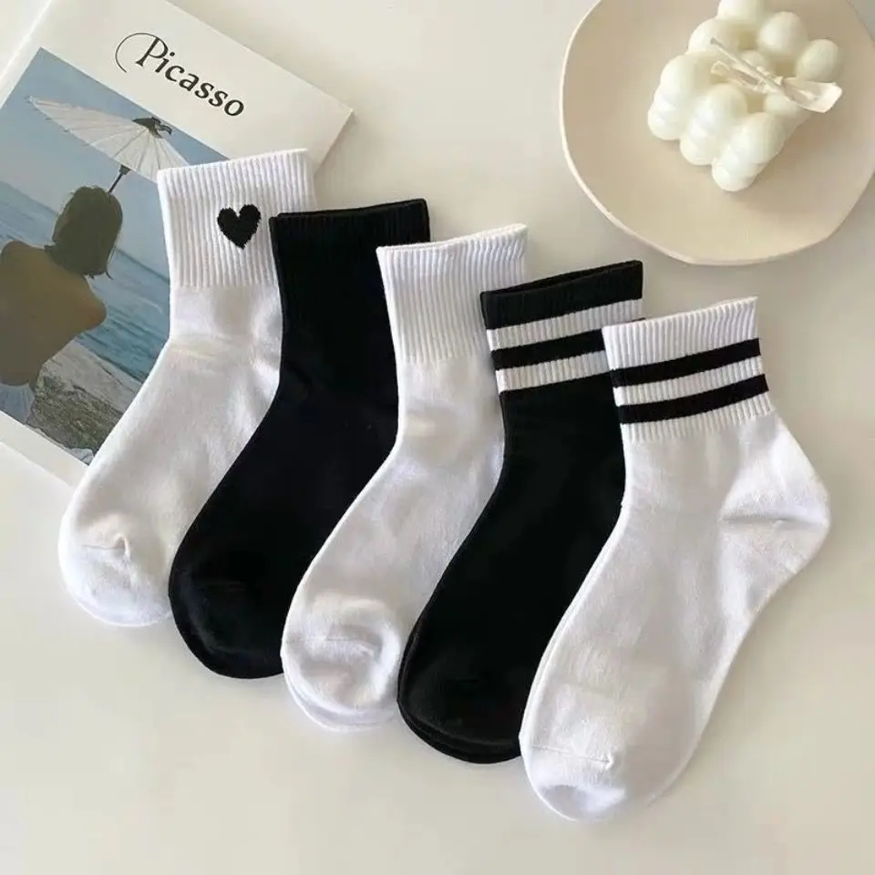 

5 Pairs Spring and Autumn Fashion Black and White Solid Color Striped Love Stocking Trendy Versatile Sports and Leisure Socks