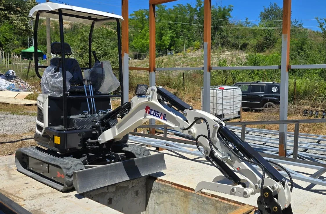 

Mini excavator 1.8-ton hydraulic excavator with rubber tracks and various accessories for sale