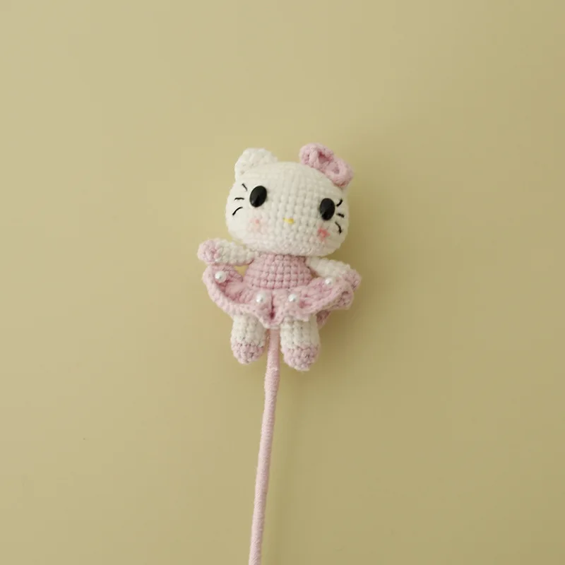 Bouquet de fleurs jumelé avec des poupées, bibelots au crochet faits à la main, vaporisateur de dessin animé créatif, petits animaux, bâtons amusants pour animaux de compagnie