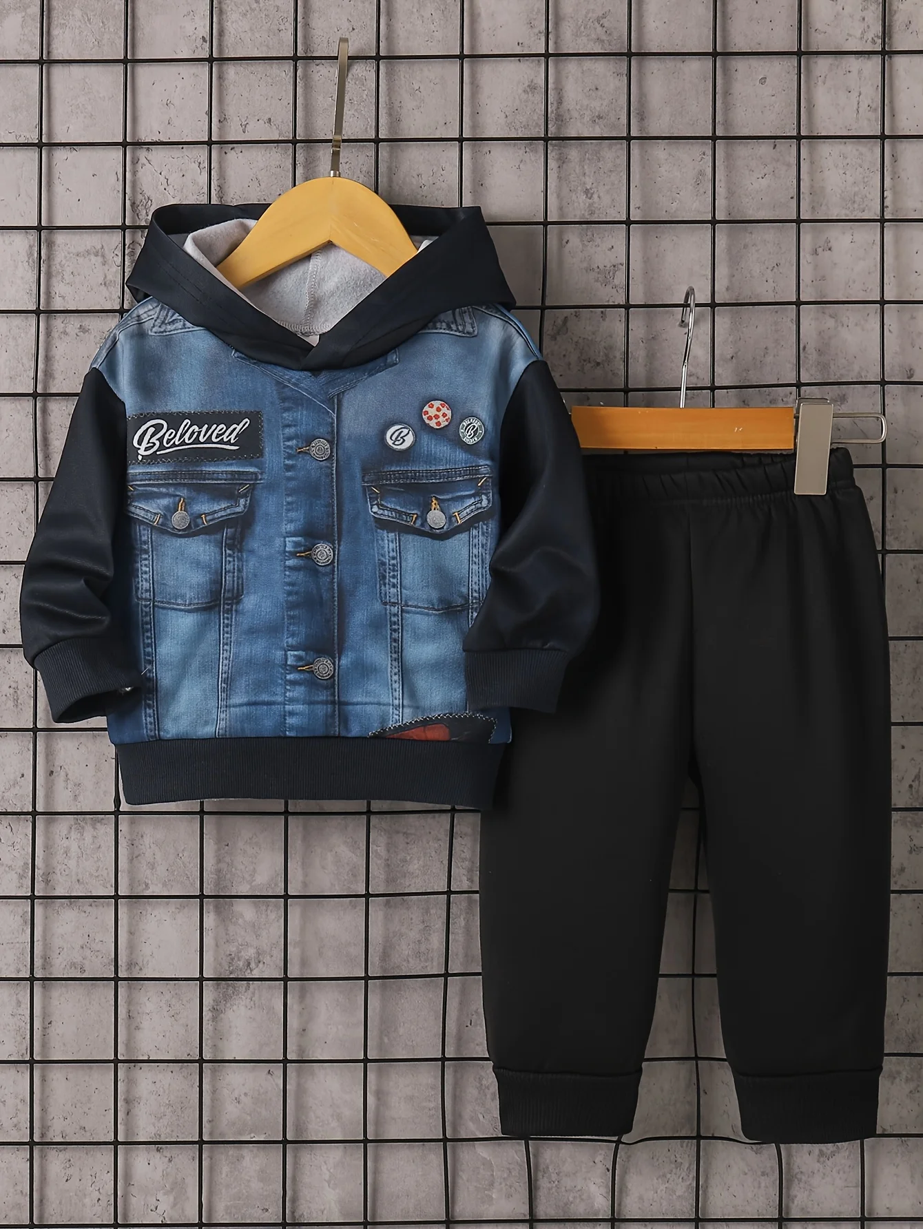 

Toddler Boy's Spring and Autumn Outfit: Denim Printed Hoodie + Black Cuffed Pants, Trendy Fake Two-Piece Set for Boys