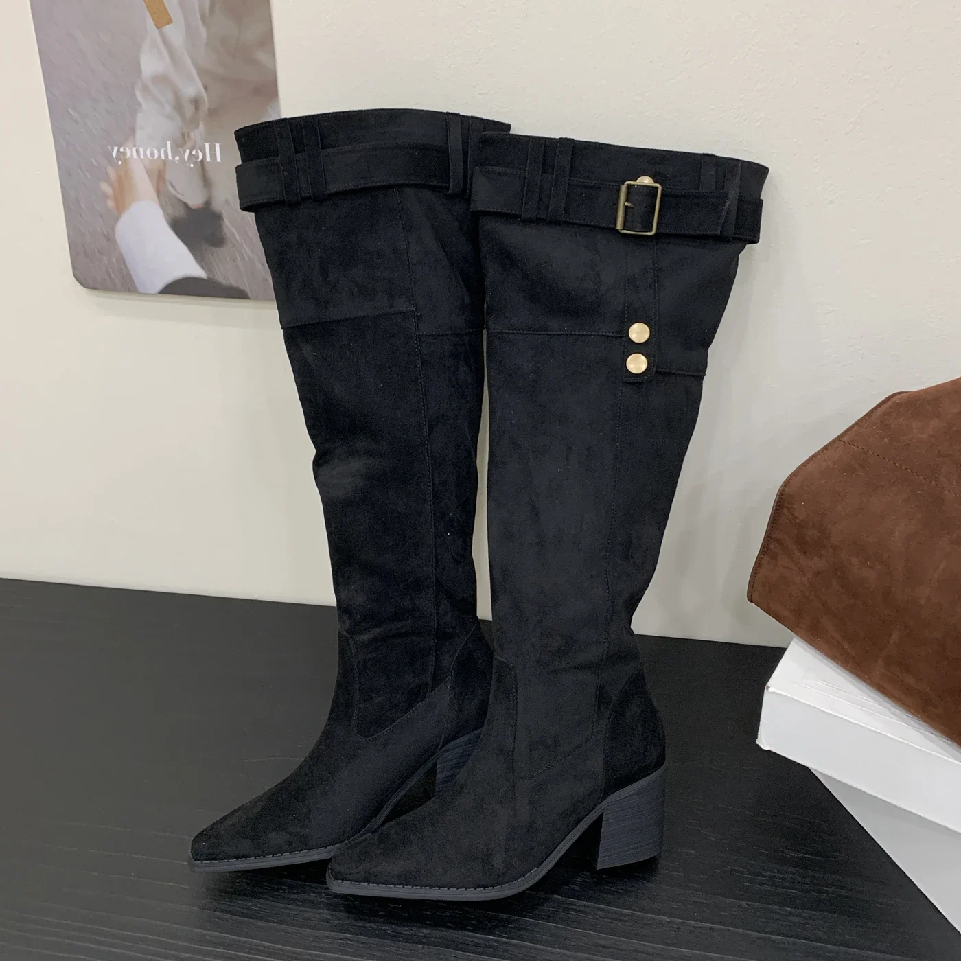 Aneikeh مثير أشار تو البني مطوي مصمم حزام مشبك النساء أحذية عالية في الركبة أحذية الخريف الشتاء كعب مربع الجوارب الطويلة