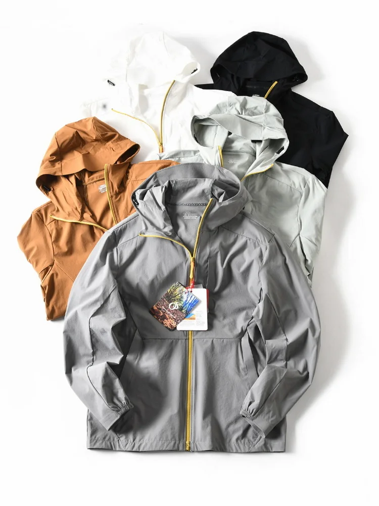 

Новый американский элитный уличный водонепроницаемый цветной джет с капюшоном и защитой от ультрафиолета, мужской весенне-летний модный легкий дышащий...