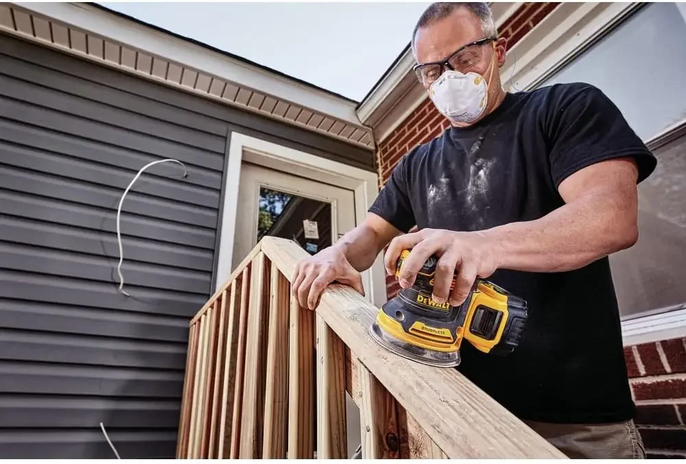 DEWALT 20V MAX Random Orbital Sander Kit (DCW210P1)