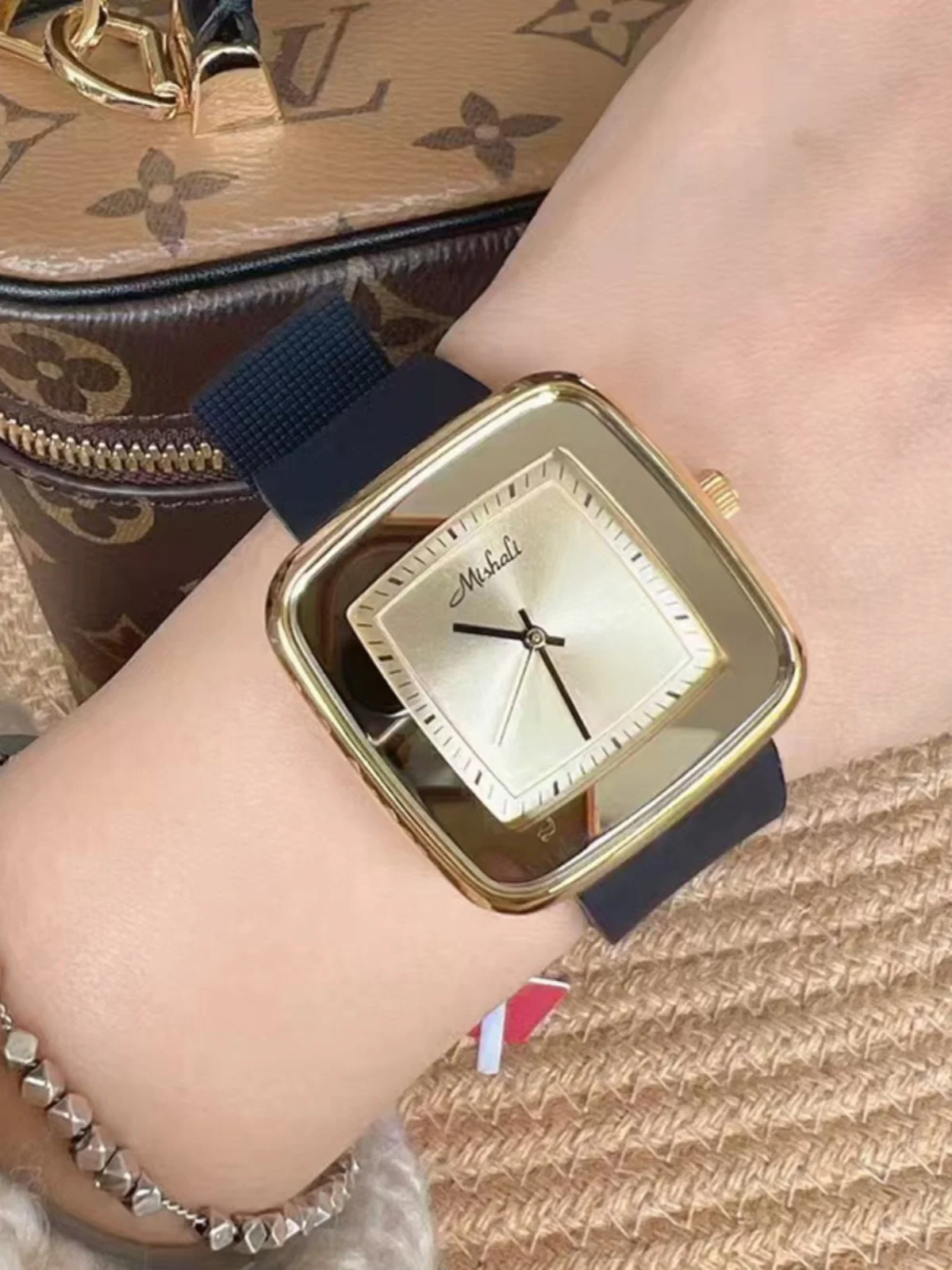 

New women's watch, student style, light luxury square fashion large dial silicone, trendy and stylish, a perfect gift for women.