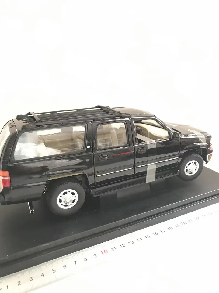 Rare 1:18 Scale 2001 Chevrolet Suburban Alloy Car Model With Minor