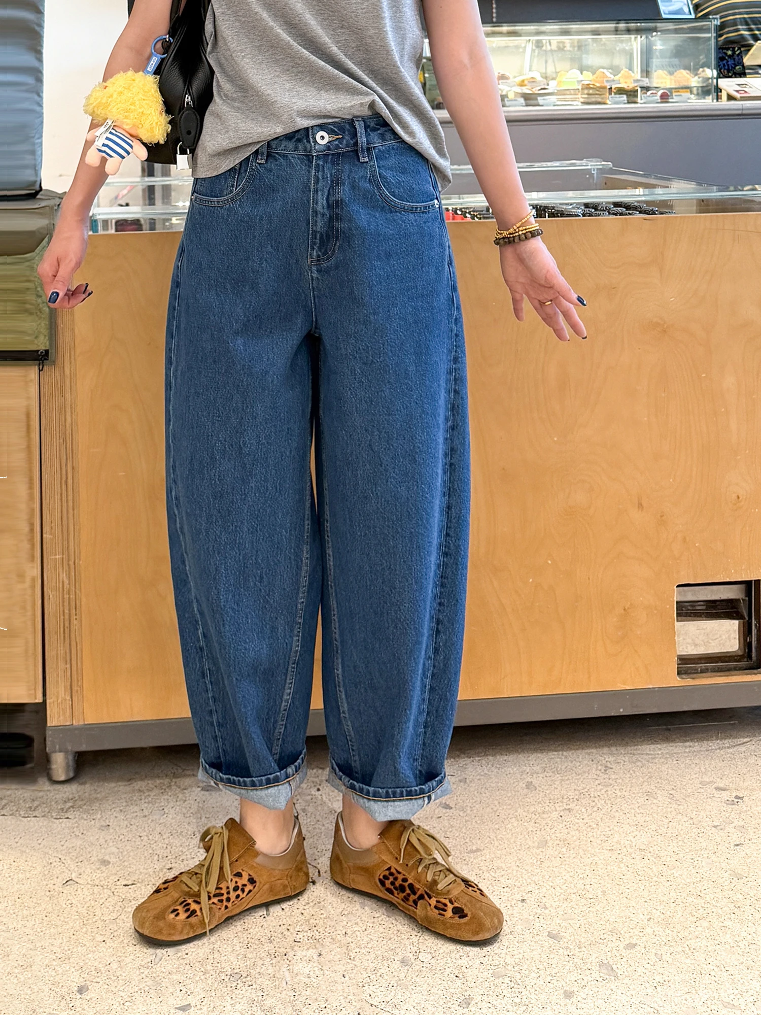 

Retro Blue Arc Denim Jeans Young Vitality Trendy Attitude Ladies Cotton Natural Waist Button Pure Color Comfortable Breathable