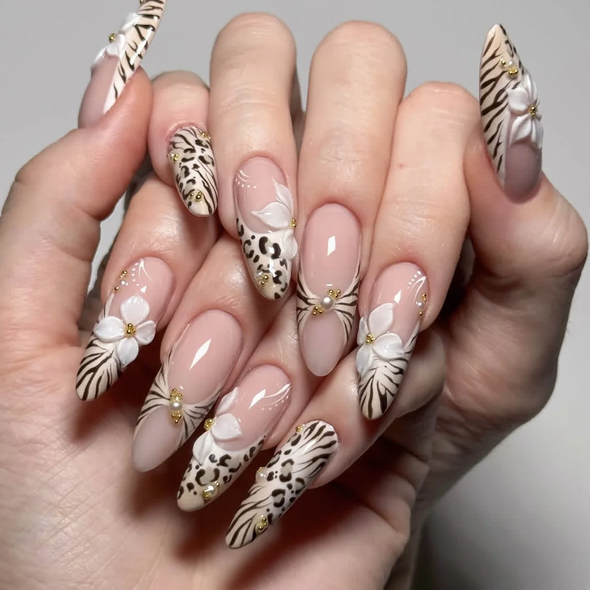 

24PCS Almond False Nails Leopard Zebra Print White Flower Gold Pearl Fake Nails Sweet Elegant Wild Style Reusable Press on Nails