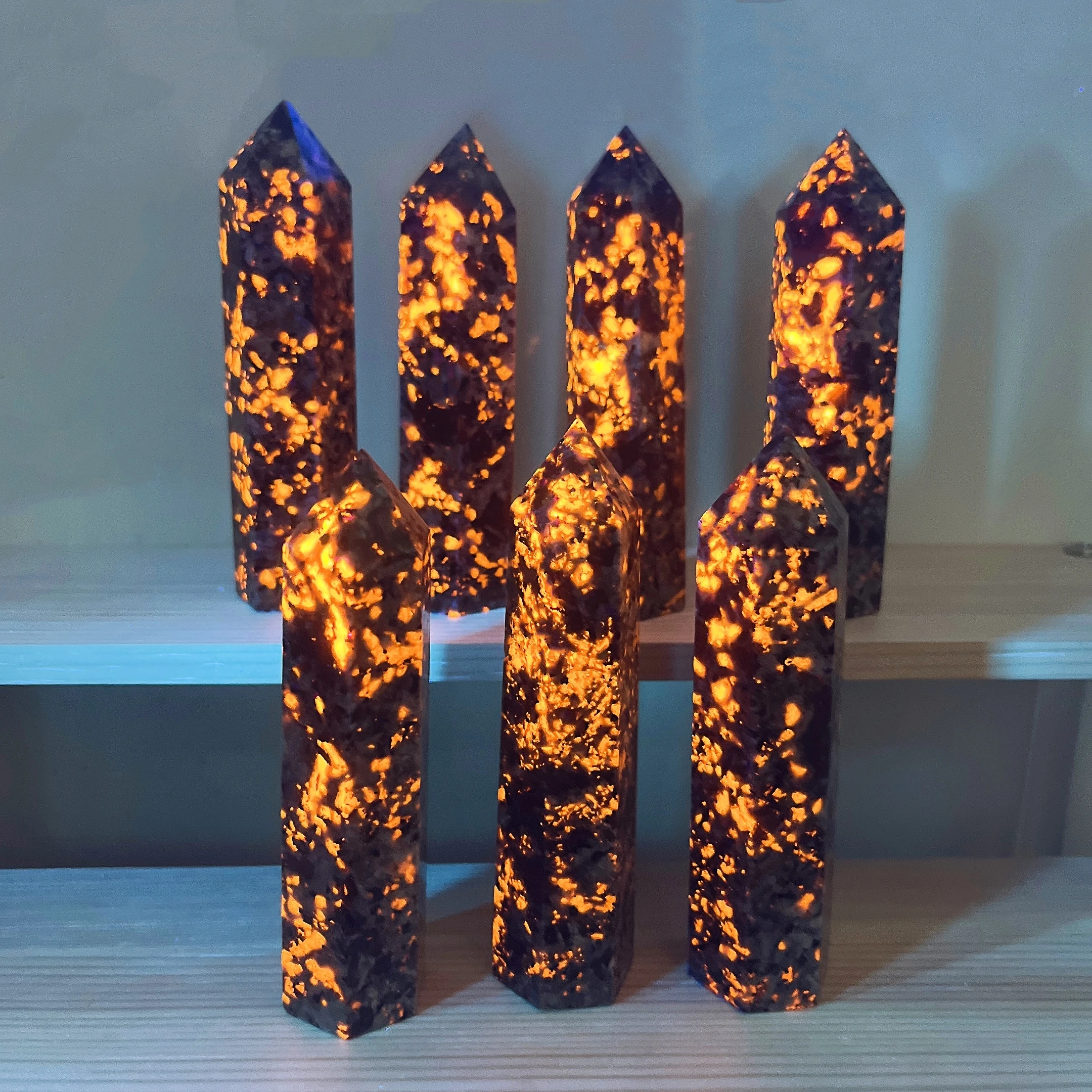 8-9cm Natural Yooperlite Tower Crystal Flamestone Wand Point Spiritual stregoneria fluorescente Dodalite Energy Healing Home Decor