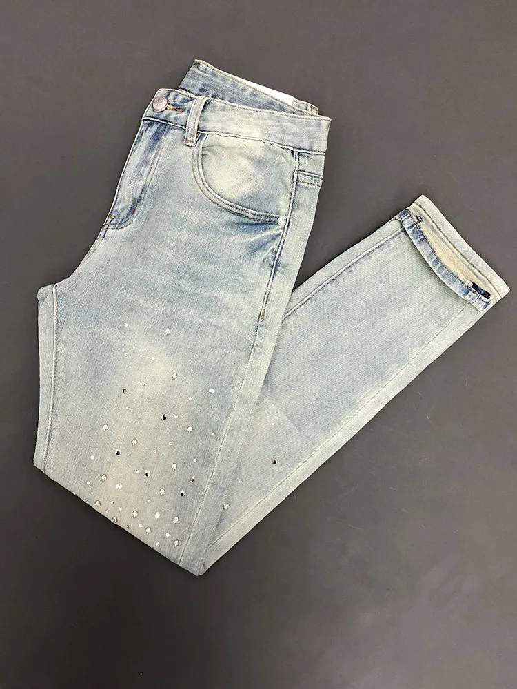 

Новинка 2024, мужские джинсы, облегающие, повседневные, светло-голубые, со стразами, хлопковые, эластичные, молодежные, весенне-осенние, мода