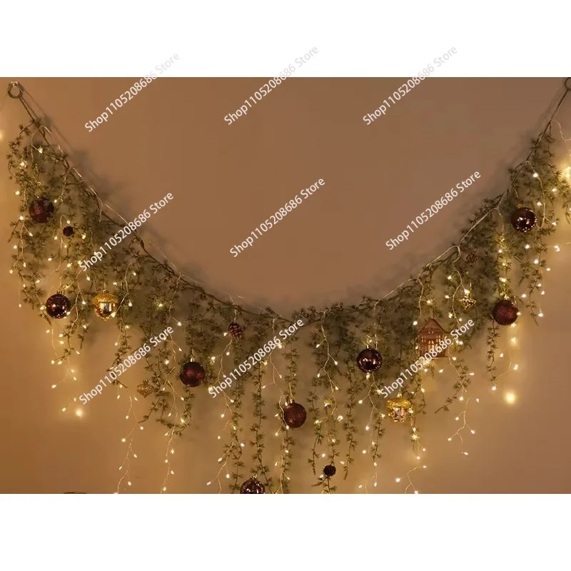 

Подвески для рождественских украшений. Окно торгового центра. Праздничная атмосфера. Одеваются и организация. Маленькие подвески высокого класса.