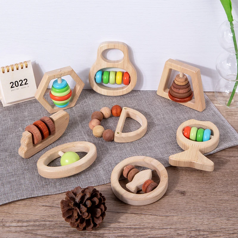 Conjunto de brinquedos para bebês de madeira com vários designs como chocalhos e cordas de contas Super divertido para bebês agarrar e brincar com
