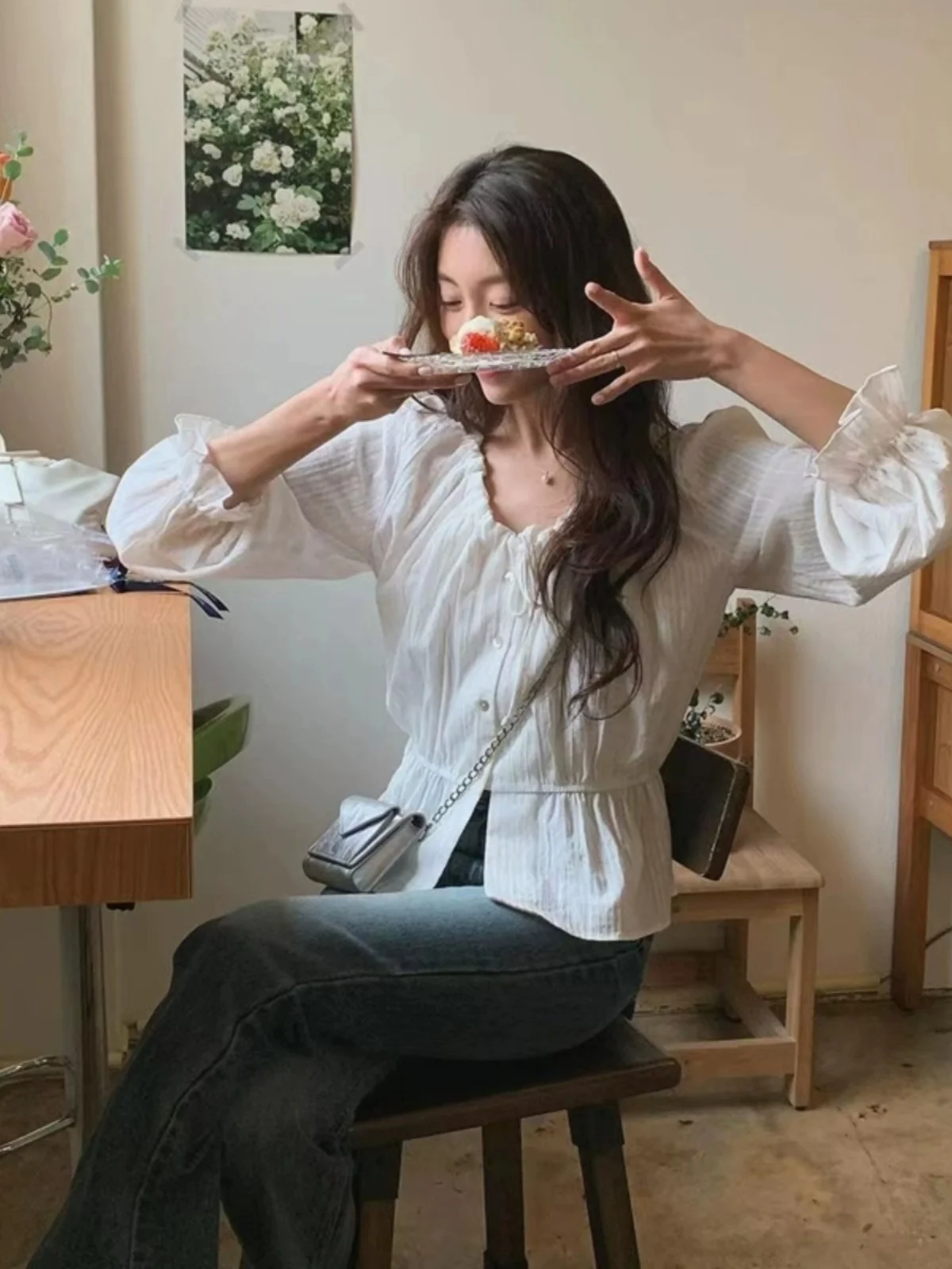 シックな白半袖レディースシャツ春 2024 折りたたみランタンスリーブスリムフィットトップ韓国スタイル通勤ファッション