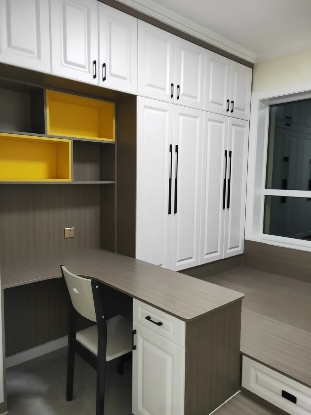 ^High Quality Modern Wood Bathroom Wardrobe Convertible Extendable Freestanding with Metal Handles