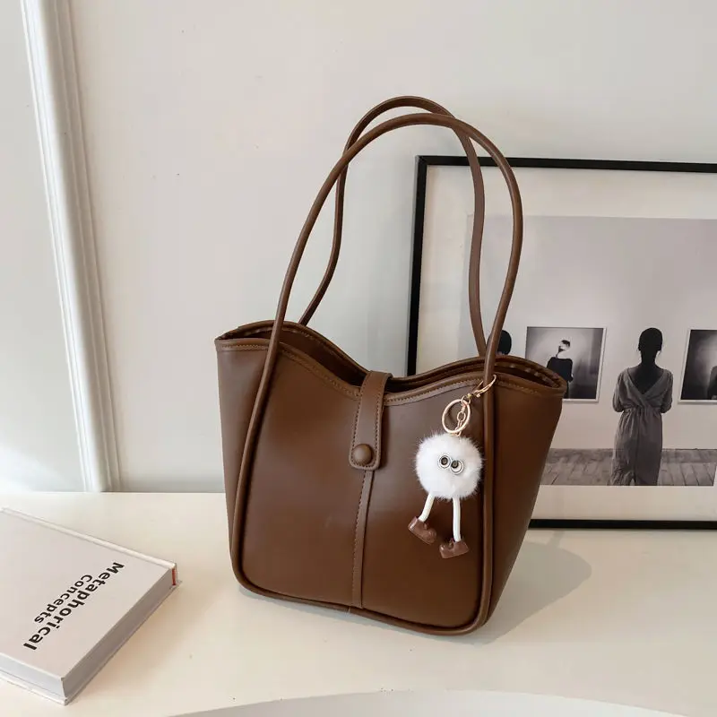 Sac à bandoulière mignon de grande capacité, fourre-tout rétro en cuir PU avec pendentif en peluche, sacs à bandoulière pour fem