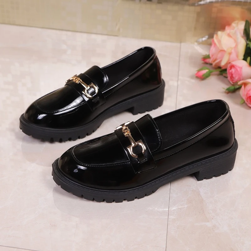 รองเท้าโลฟเฟอร์สไตล์อังกฤษ ฤดูใบไม้ผลิ 2026 รองเท้าหนังเด็กผู้หญิงแบบใหม่ ส้นหนา หัวกลม พื้นหนา ใช้งานได้หลากหลาย