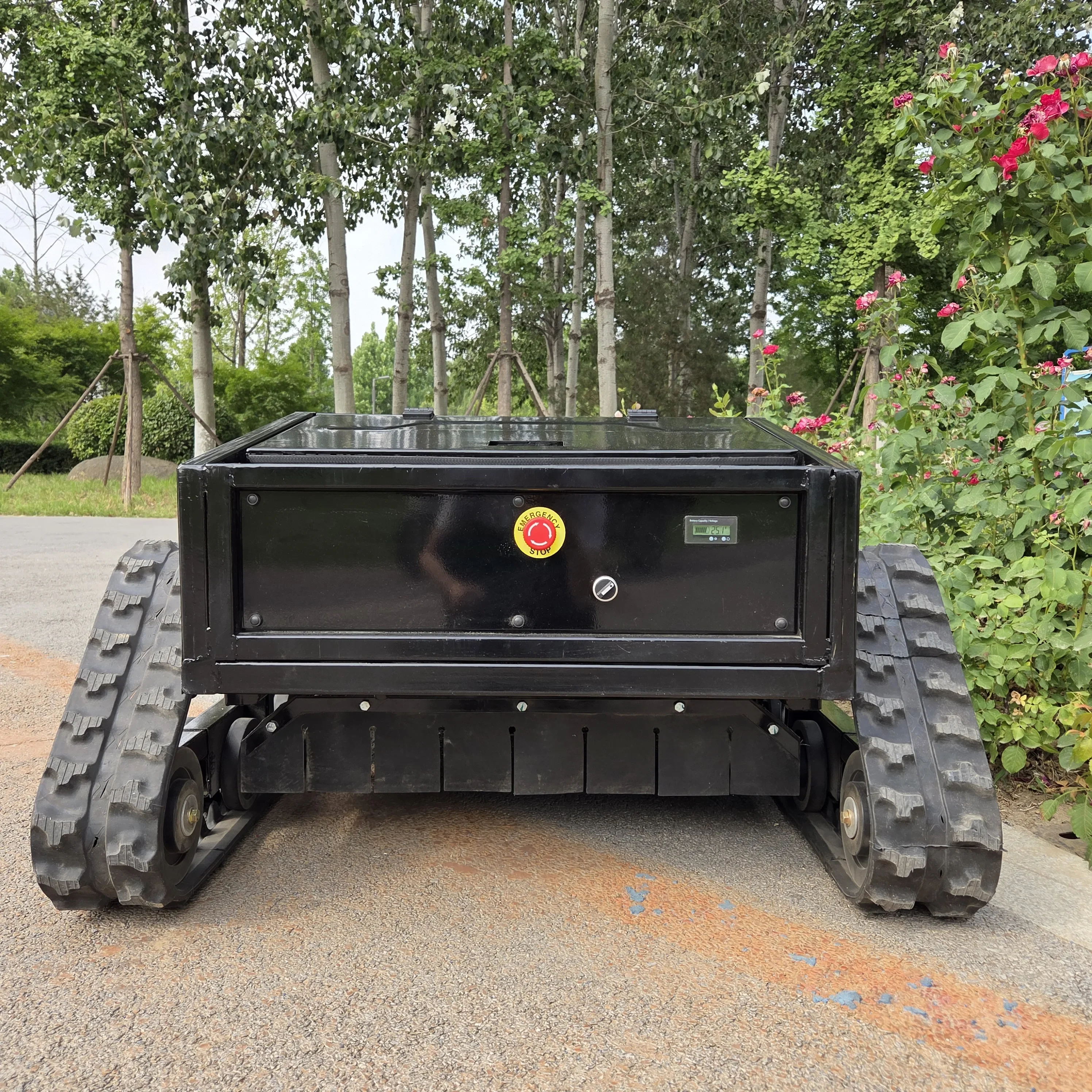 High-intensity operation 3800M²/H crawler mower robot GPS navigation automatic charging 800mm mowing width 23 horsepower