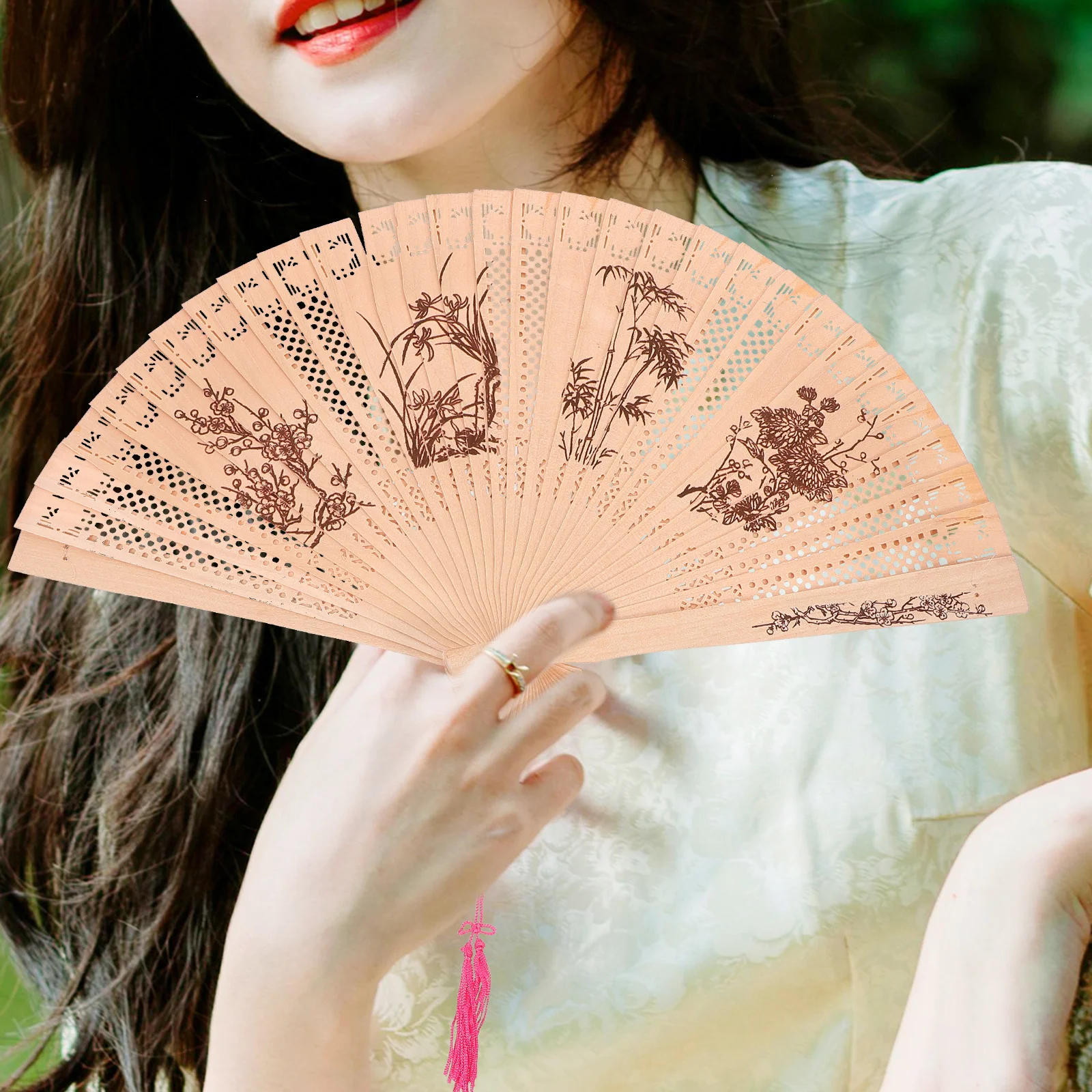 مروحة خشب الصندل قابلة للطي بتصميم مجوف، مروحة يد قديمة كلاسيكية أنيقة لمرحلة الأداء للاستخدام اليومي #5