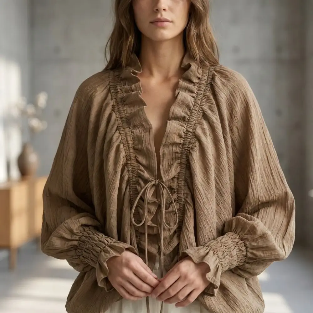 Schicke Bluse mit Rüschen und Schnürung, V-Ausschnitt, vorne mit Bindebändern, Fledermausärmel, lange Ärmel, lockerer Schnitt, Kordelzug, Laternenärmel, Chiffonbluse, für den Alltag. – Detail 6