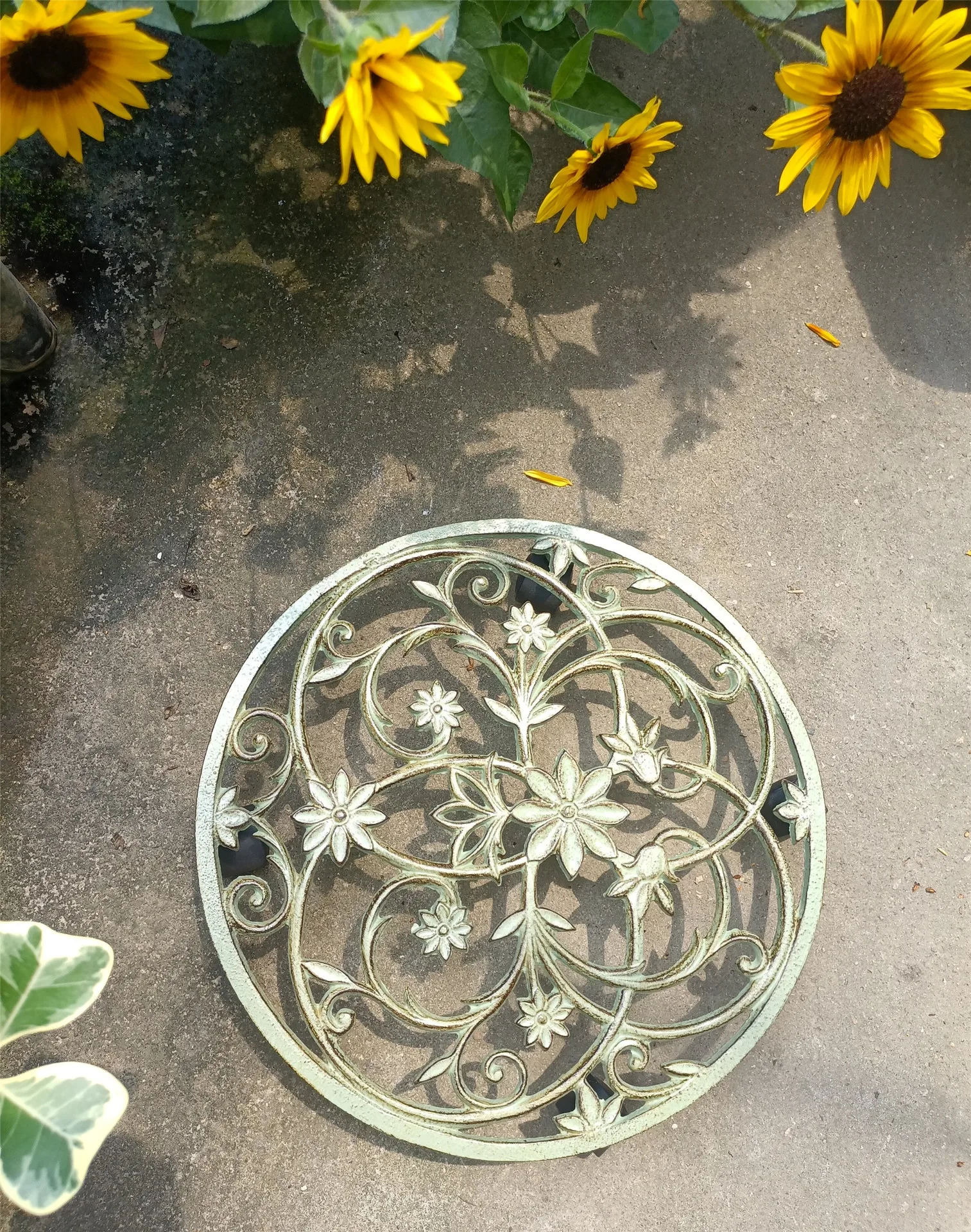 Wholesale Metal Crafts with Universal Wheels Mobile Trays Flower Holders Flower Pot Holders Flower Racks For Gardens Courtyards