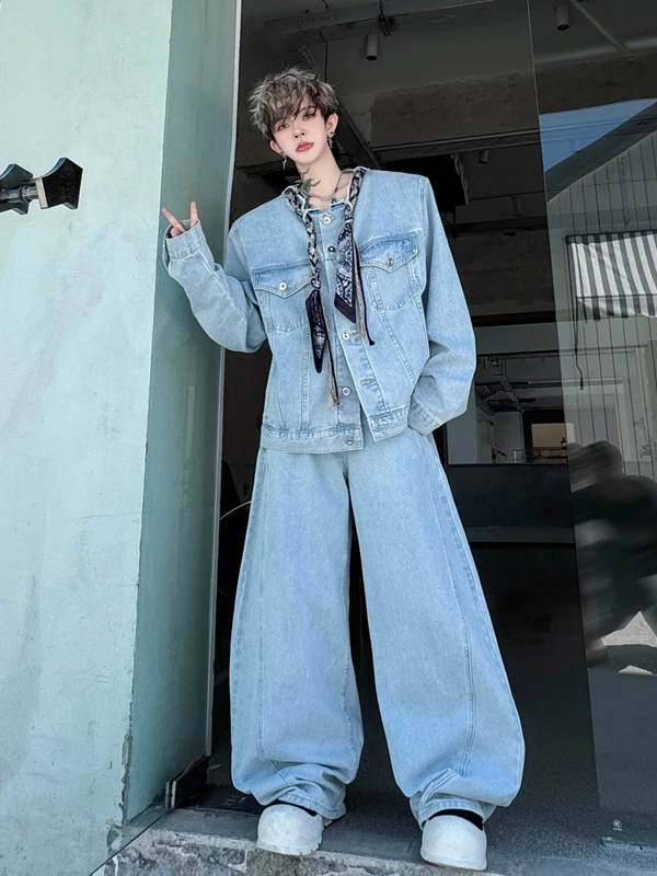 

Мужской джинсовый комплект: удлиненная куртка с декоративными элементами и модные молодежные брюки с широкими штанинами для осеннего сезона