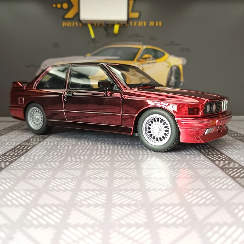 1:24 BMW M3 liga modelo de carro decoração, portas e capô do motor, porta-malas pode ser aberto tem funções de som e iluminação simuladas