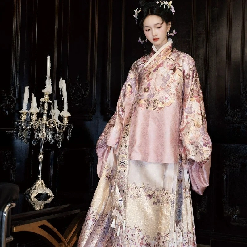 The Popular Ming Dynasty's Noble Ladies Featuring Ming-style Makeup Round Collars Horse Faces Woven Gold Autumn and Winter Hanfu