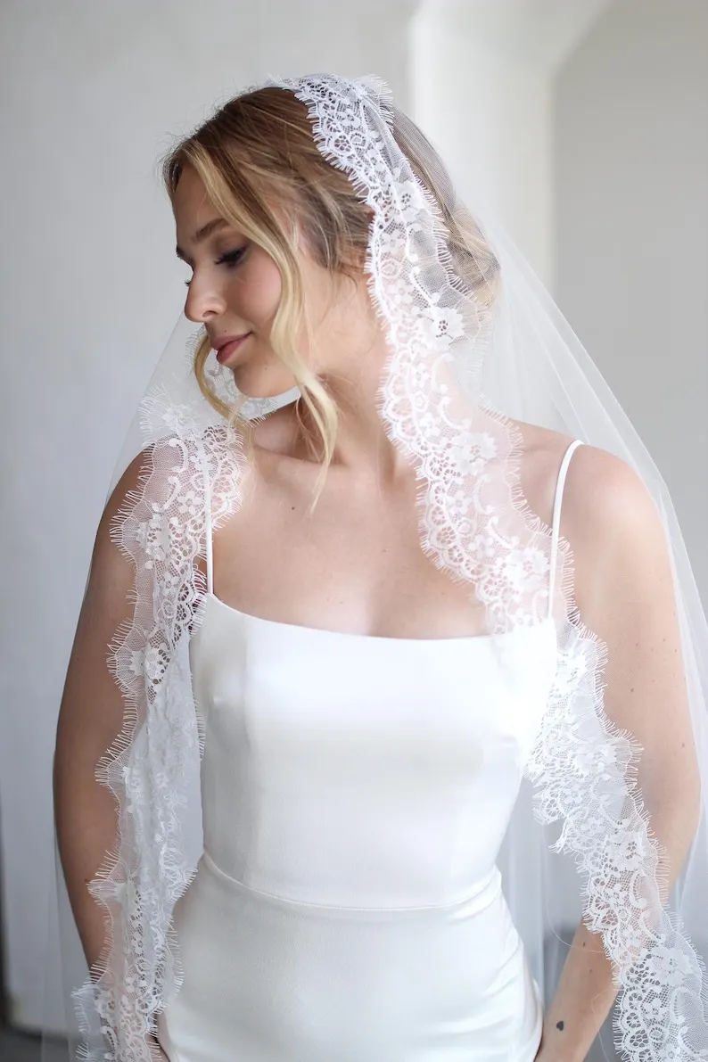 

Wedding Accessories Romantic Lace Mantilla Bridal Veil Delicate Scalloped Edge Veil Handmade Customization Length