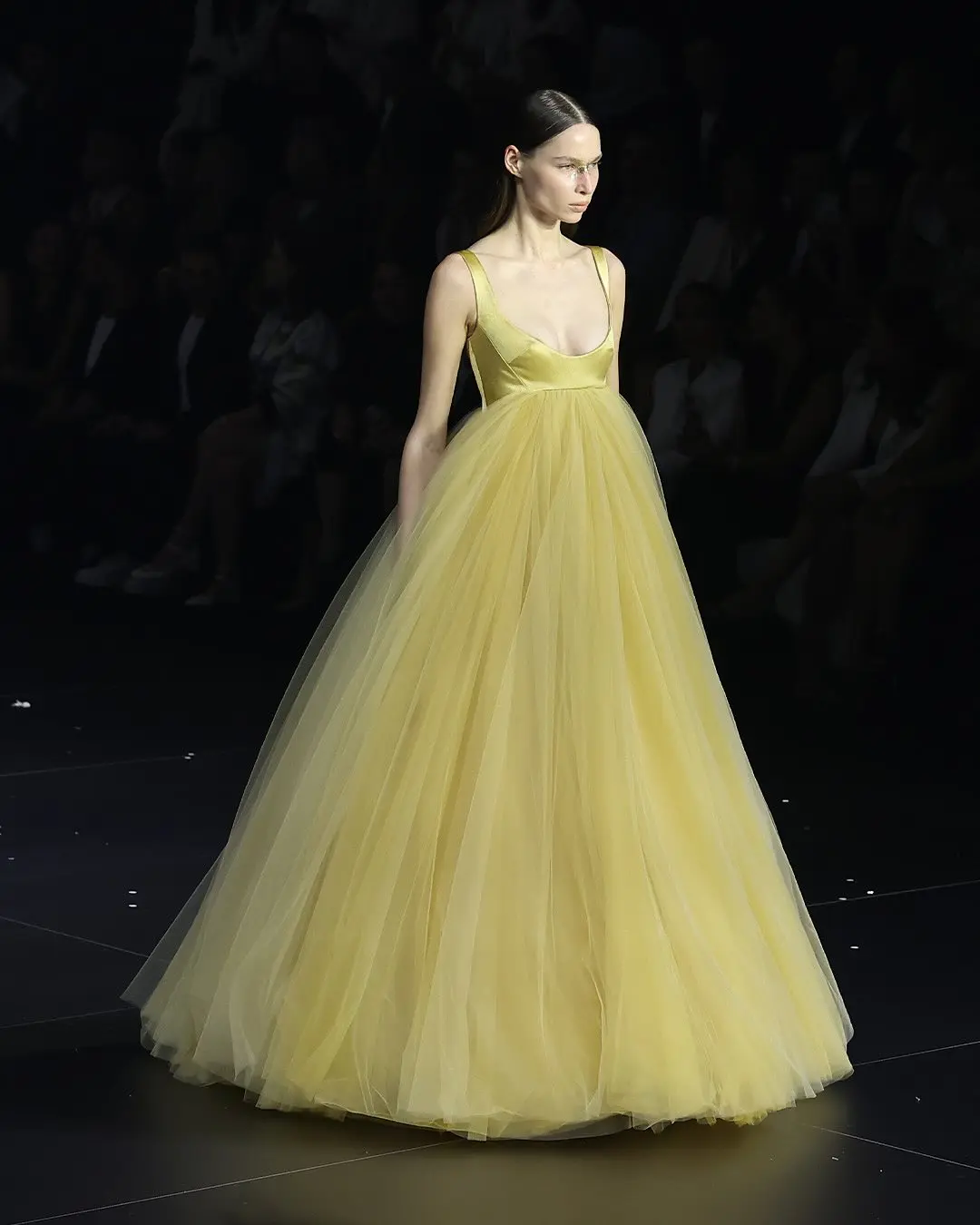 ふわふわイエローチュールウエディングボールドレスシンプルなオーバーサイズロングウェディングパーティードレス女性の衣装ふわふわメッシュイブニングフォーマルドレス