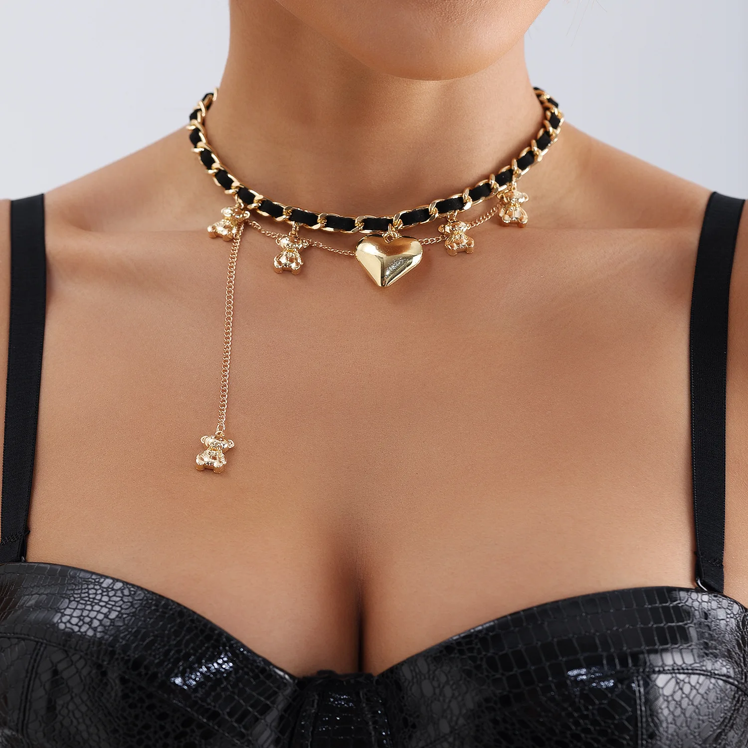 Colgante clásico de oso de peluche de terciopelo enrollado, collar de borla en forma de corazón, cadena de clavícula para mujer adecuada para fiestas