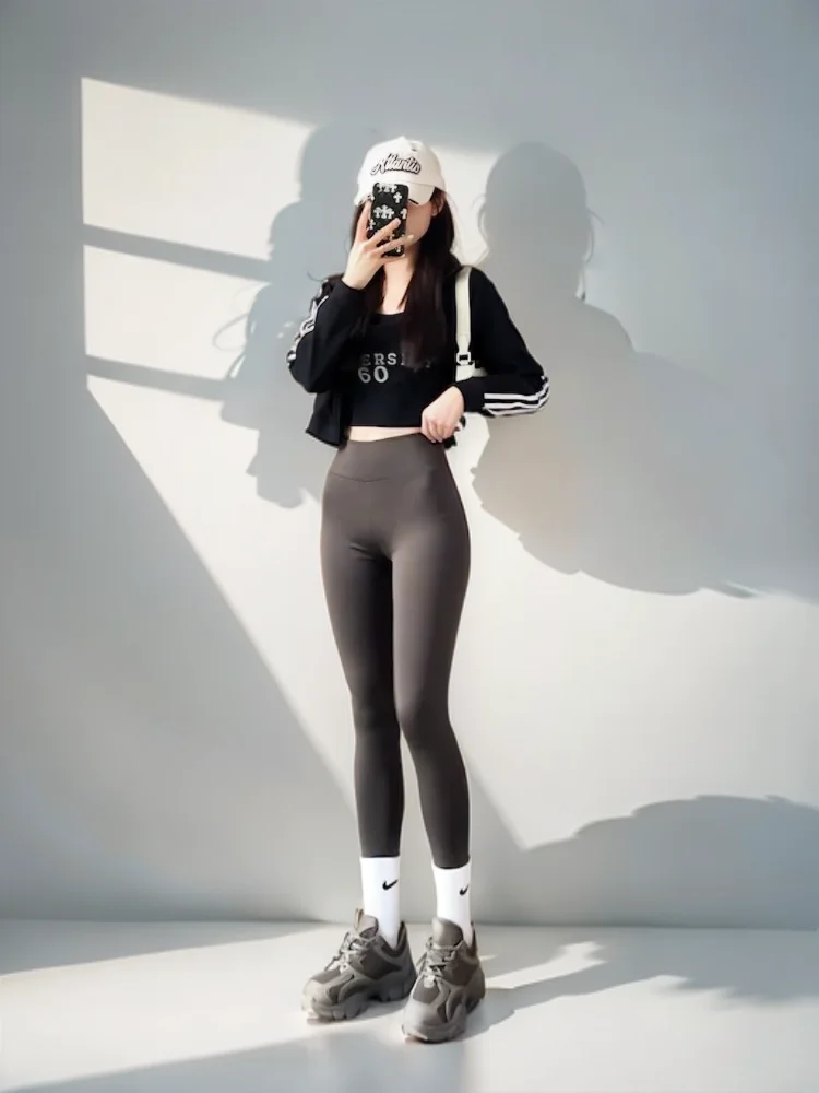 เลกกิ้งผู้หญิงสำหรับทำงาน ทรงขากว้าง ดีไซน์เว้าช่วงขา ป้องกันการโป๊ กระชับพอดีตัว ออกแบบมาเป็นชุดออกกำลังกาย ยาวคลุมเท้า ทันสมัย