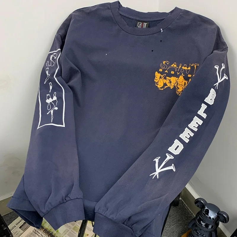 

25FW Футболка с круглым вырезом и длинными рукавами с рисунком рукава для мужчин и женщин Повседневная синяя рваная футболка Saint Лучшее качество Футболка