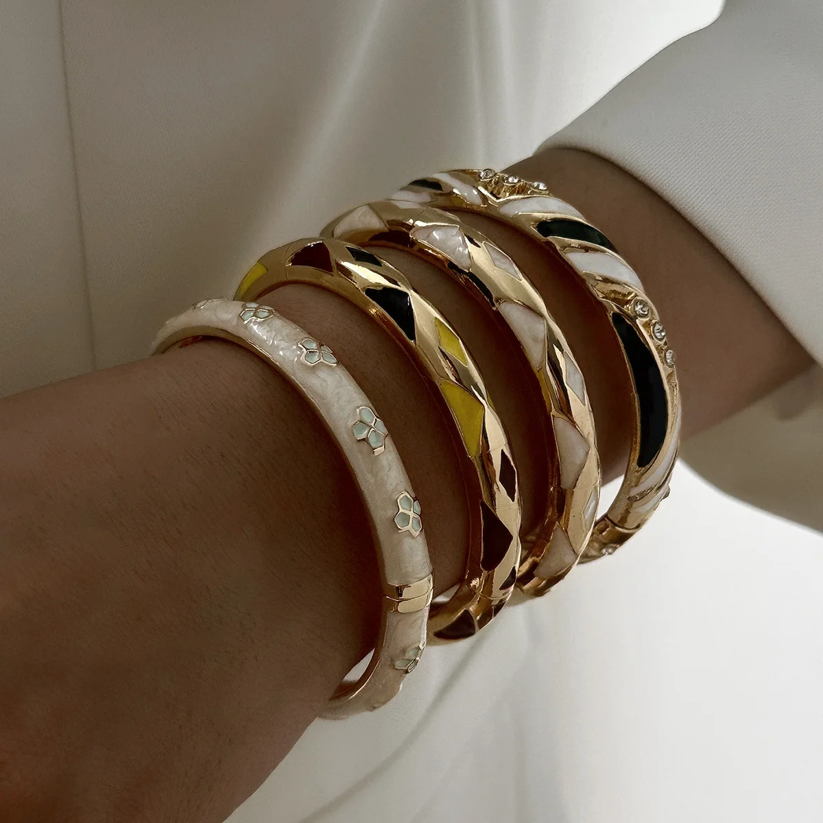 Klassisches Schwarz-Weißes Geometrisches Offenes Armband für Frauen, Ethnischer Stil, Emaille-Blume, Zirkon, Feder-Armreif, Stapelbarer Handgelenkschmuck – Detail 1