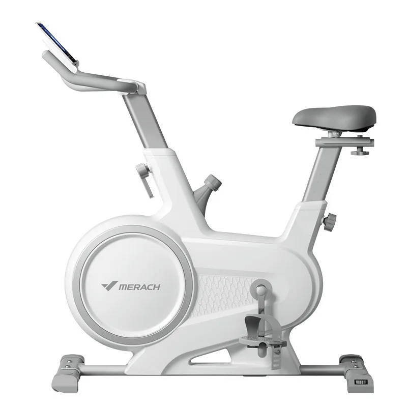 Een spinningfiets met een stille hometrainer en een magnetische hometrainer voor binnen